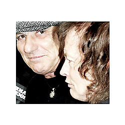 Гитарист AC/DC болен деменцией