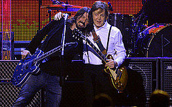 Пол Маккартни спел с музыкантами Nirvana