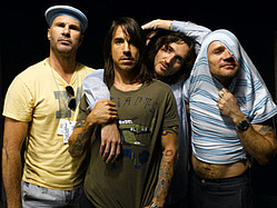 Red Hot Chili Peppers рекламируют свой альбом на улице