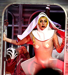 Леди Гага нагнетает обстановку вокруг клипа &quot;Judas&quot;