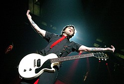 Green Day  сняли клип про сигареты