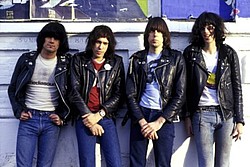 Ramones переиздают дебютный альбом сорокалетней давности