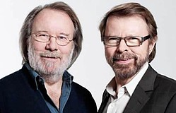 В честь основателей ABBA установили музыкальную скамейку